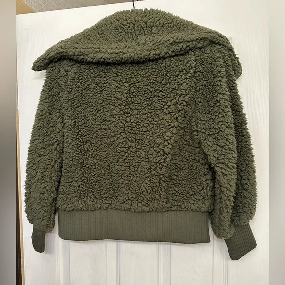 Frye and Co. Lightweight Sherpa Quilted Green Bomber Jacket - Picture 3 of 11